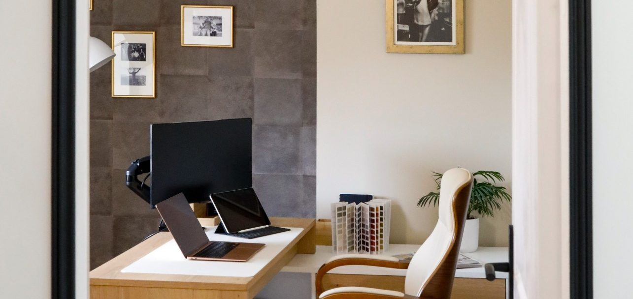 Espace bureau- amande création d'intérieur Aménagement complet d’un espace bureau élégant et texturé dans le Morbihan, conçu et décoré par Amande Création d’Intérieur