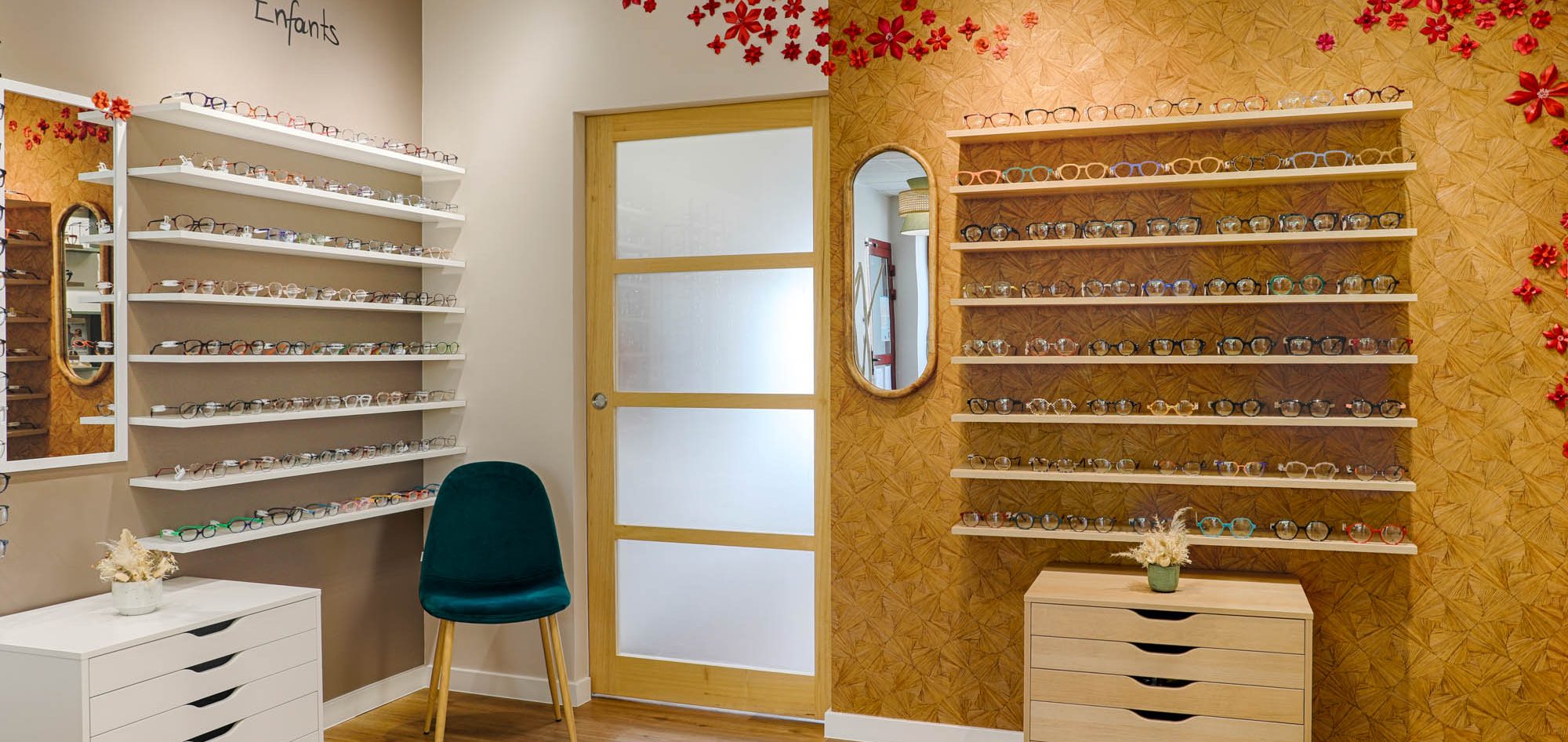 Optique - amande création d'intérieur Magasin d’optique entièrement rénové et décoré à Saint-Jean-Brévelay dans le Morbihan par Amande Création d’Intérieur